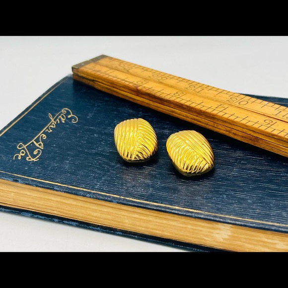 Vintage CHRISTIAN DIOR gold clip on earrings - Picture 3 of 13